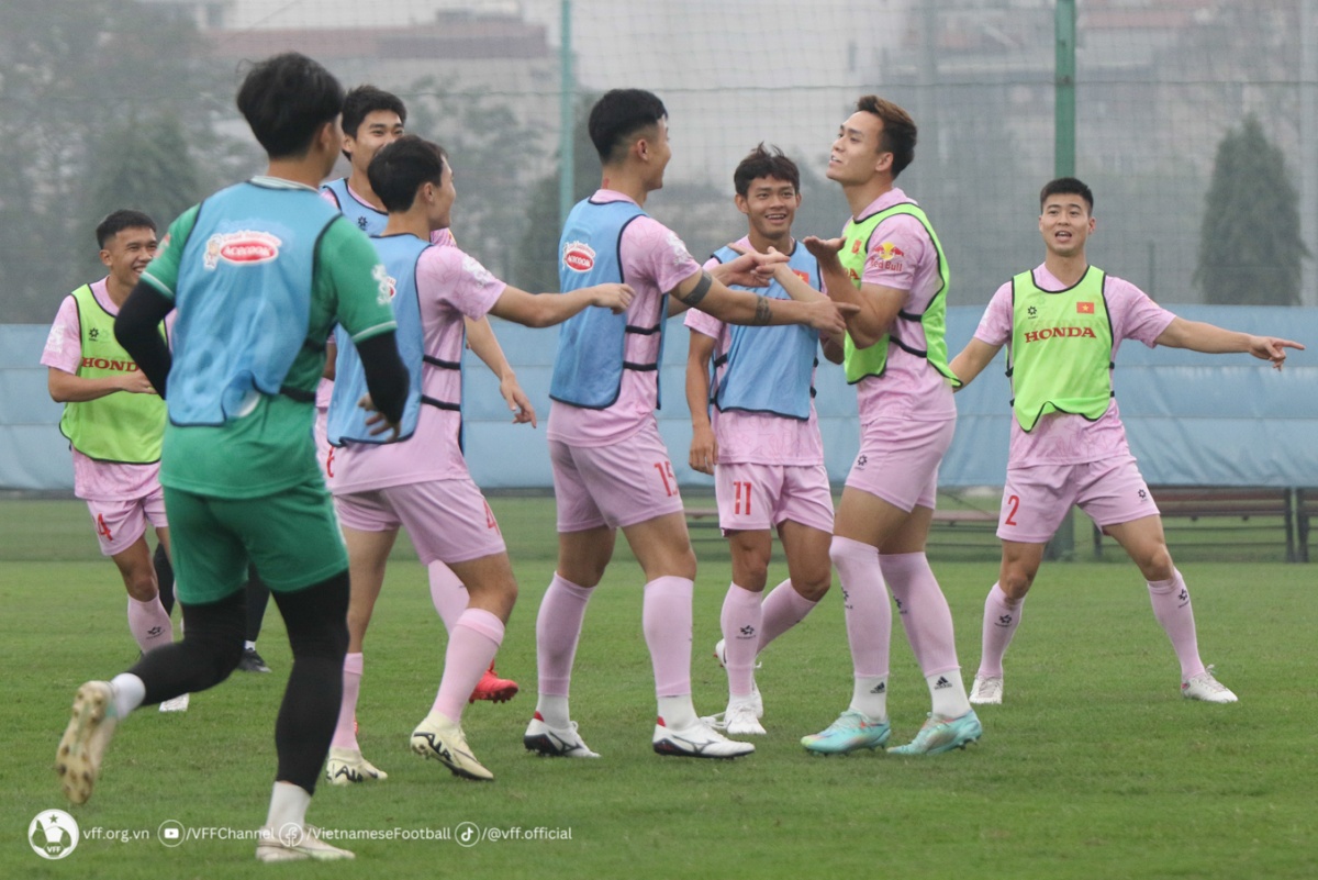 Bùi Hoàng Việt Anh trở lại luyện tập cùng ĐT Việt Nam Bui Hoang Viet Anh tro lai luyen tap cung dT Viet Nam