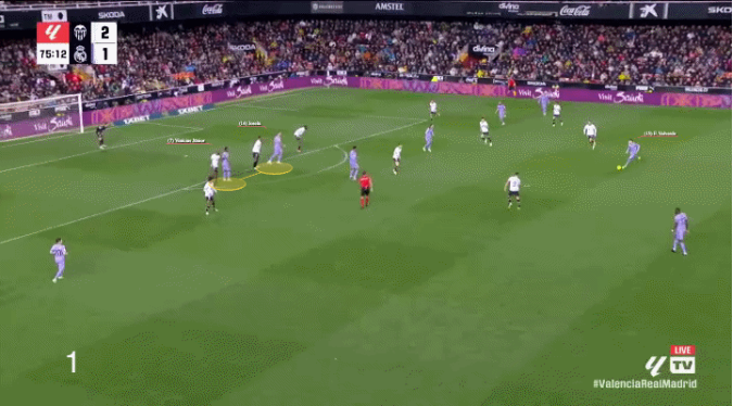 Sự đáng sợ của Vinicius Jr phiên bản tiền đạo trung tâm 6