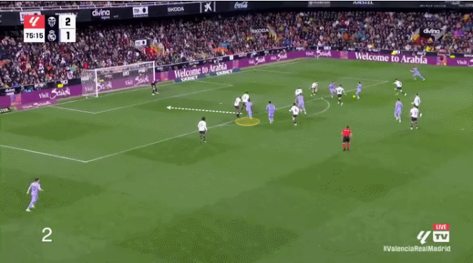 Sự đáng sợ của Vinicius Jr phiên bản tiền đạo trung tâm 7