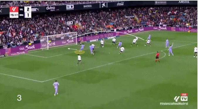 Sự đáng sợ của Vinicius Jr phiên bản tiền đạo trung tâm 8