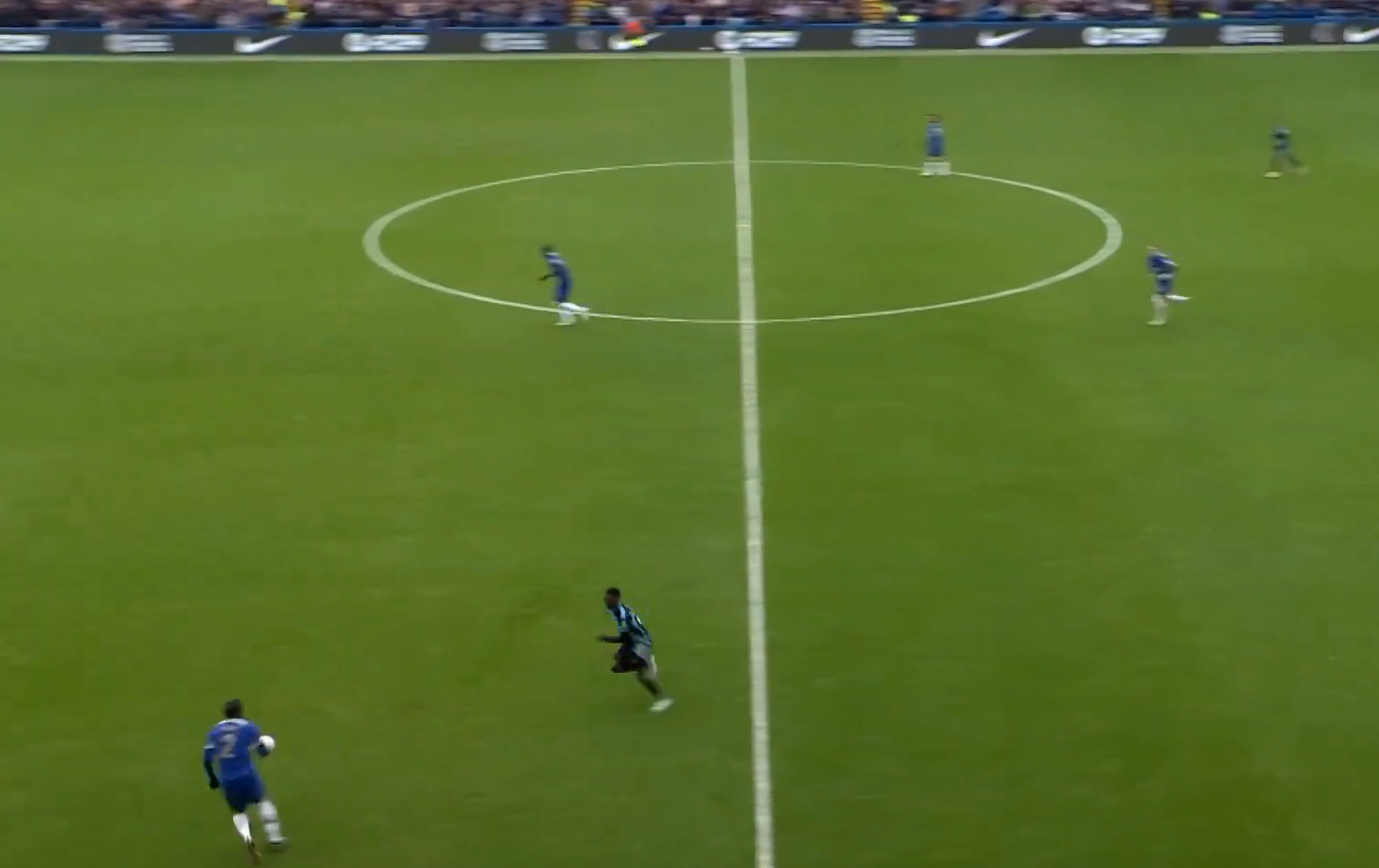 Nhìn lại sai lầm khó tin của Axel Disasi trước Leicester 2