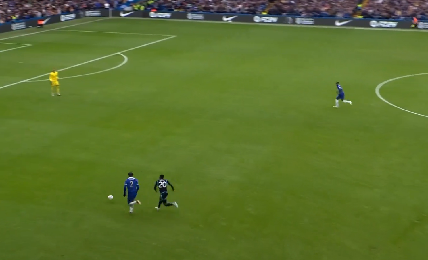 Nhìn lại sai lầm khó tin của Axel Disasi trước Leicester 3