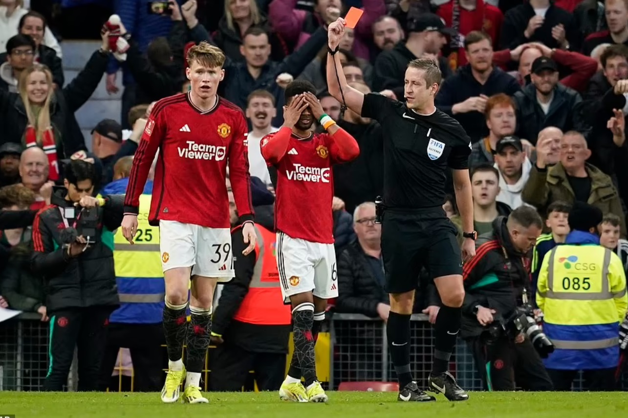 Chân sút Amad Diallo bị trọng tài truất quyền thi đấu Chan sut Amad Diallo bi trong tai truat quyen thi dau