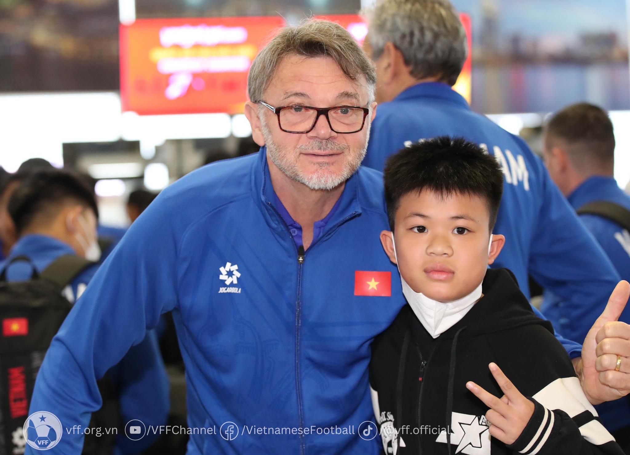 HLV Troussier được NHM vây kín trước giờ lên đường sang Indonesia 2