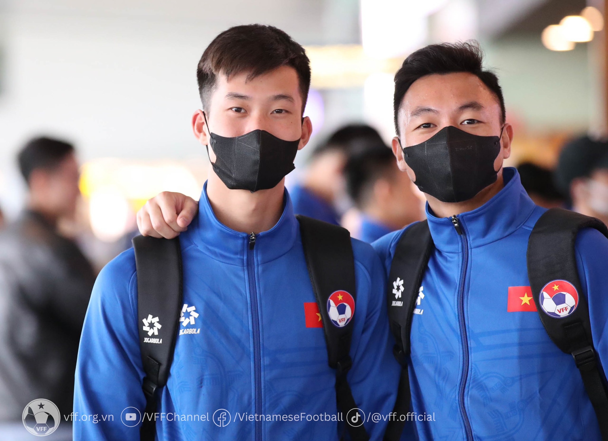 HLV Troussier được NHM vây kín trước giờ lên đường sang Indonesia 4