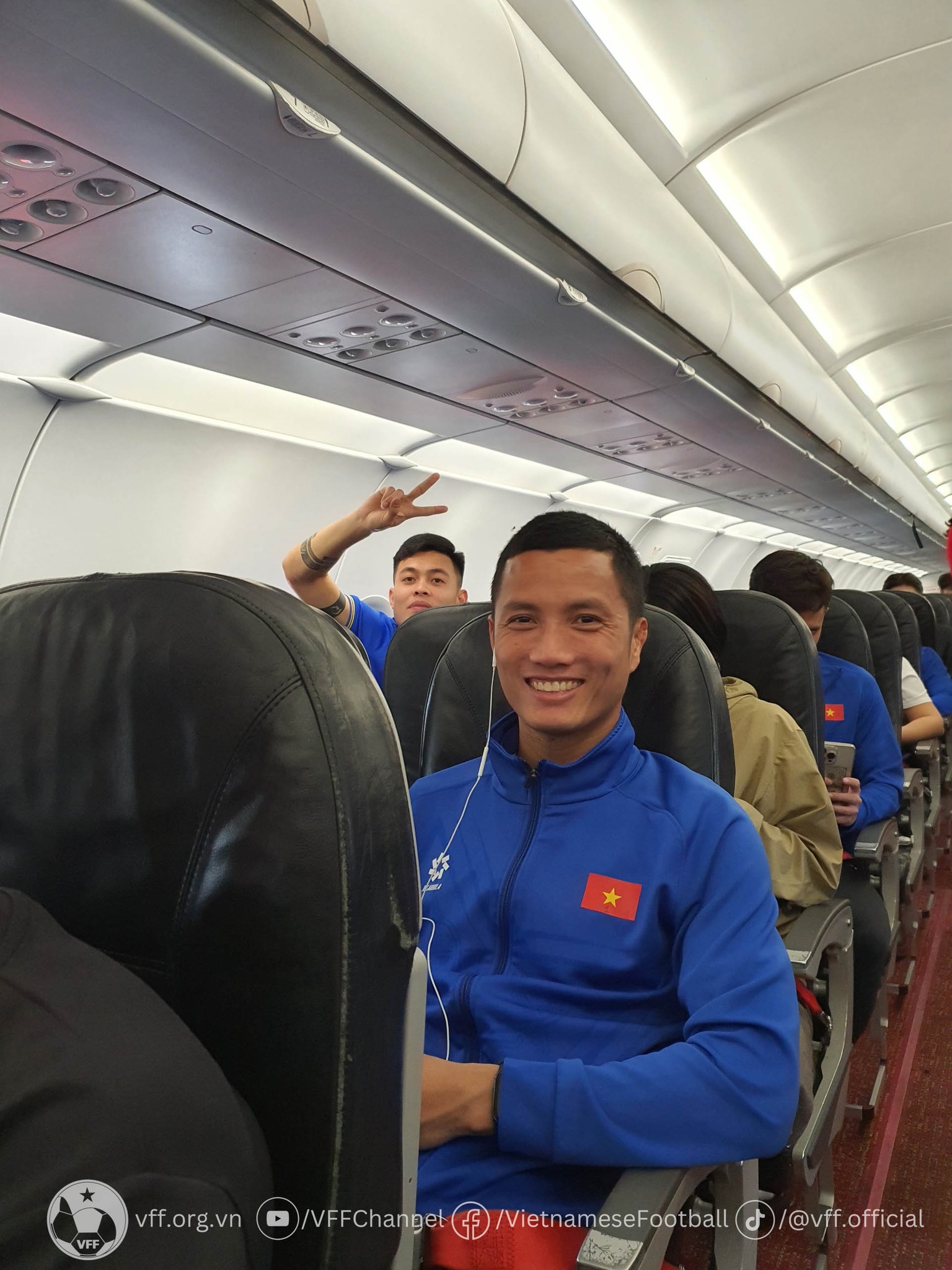 HLV Troussier được NHM vây kín trước giờ lên đường sang Indonesia 6