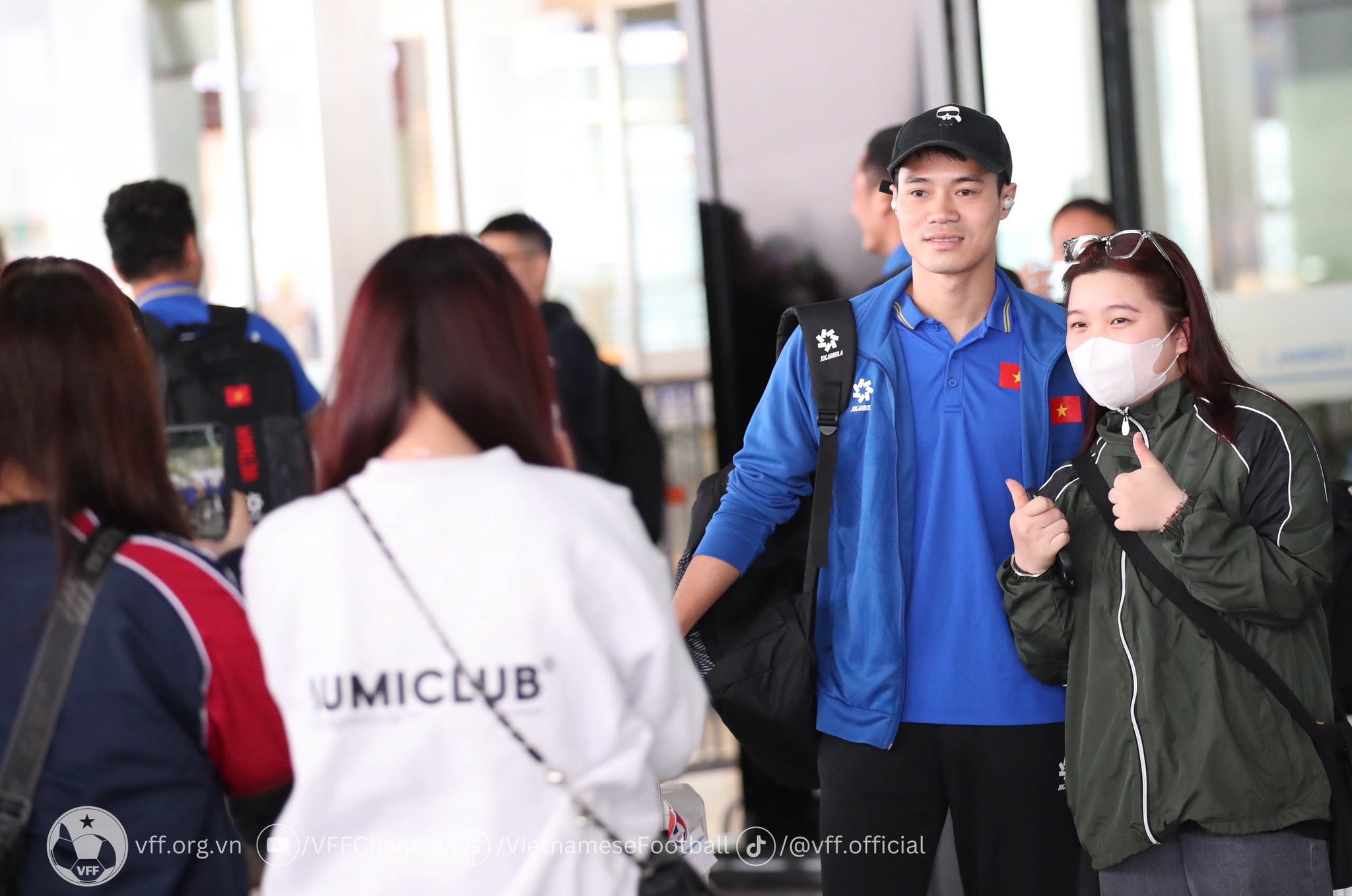 HLV Troussier được NHM vây kín trước giờ lên đường sang Indonesia 5