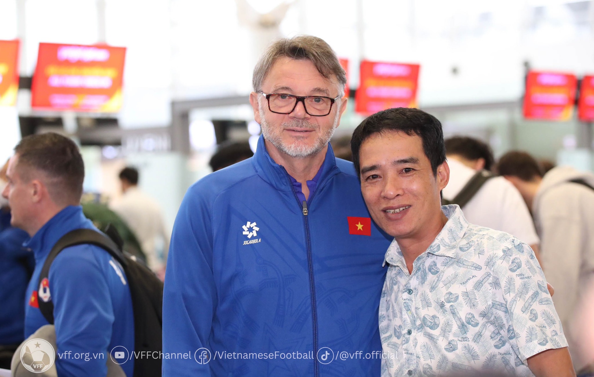 HLV Troussier được NHM vây kín trước giờ lên đường sang Indonesia 1