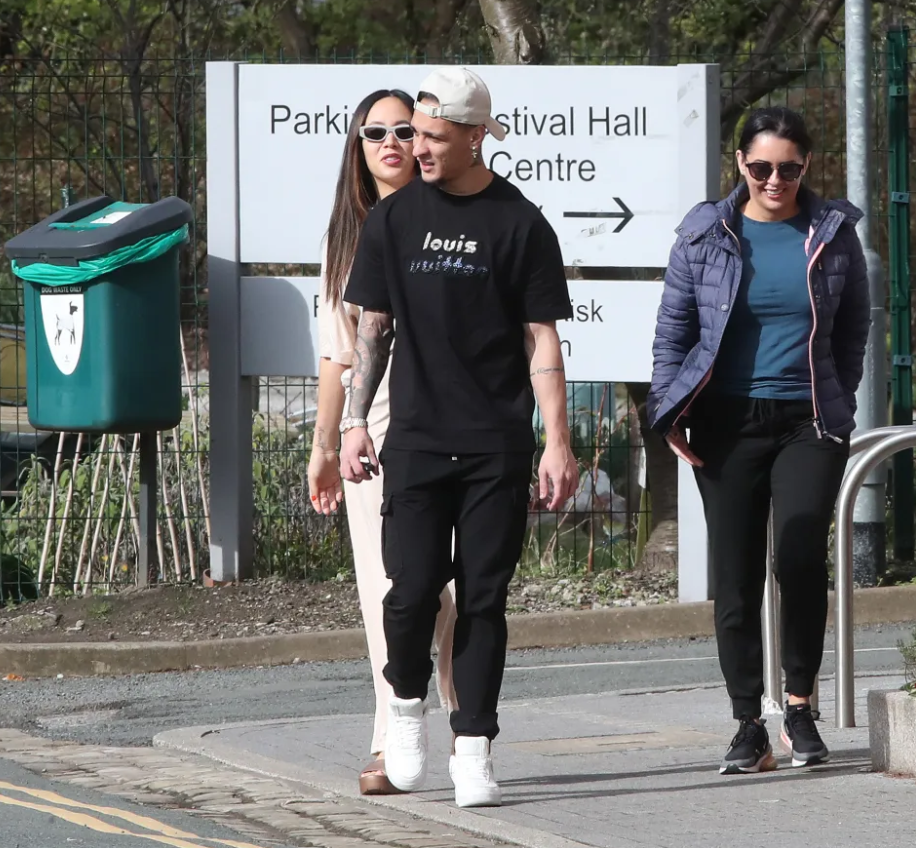 Antony rạng rỡ bên bạn gái sau chiến thắng trước Liverpool 1