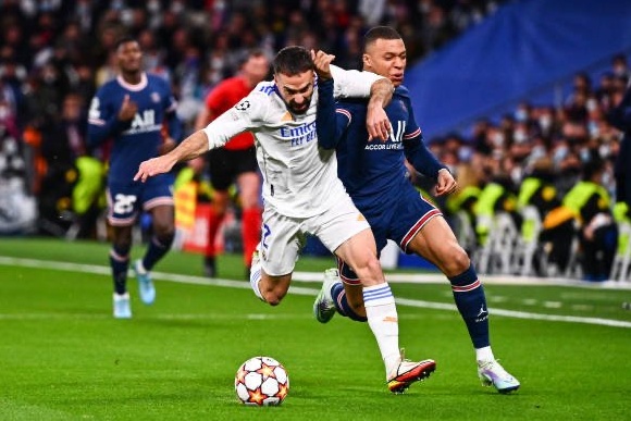 Dani Carvajal chao mung Kylian Mbappe toi Real Madrid
