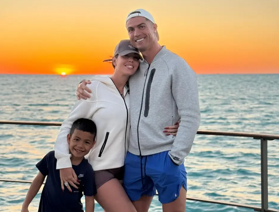 Ronaldo và bạn gái dạo chơi bên bờ biển 3