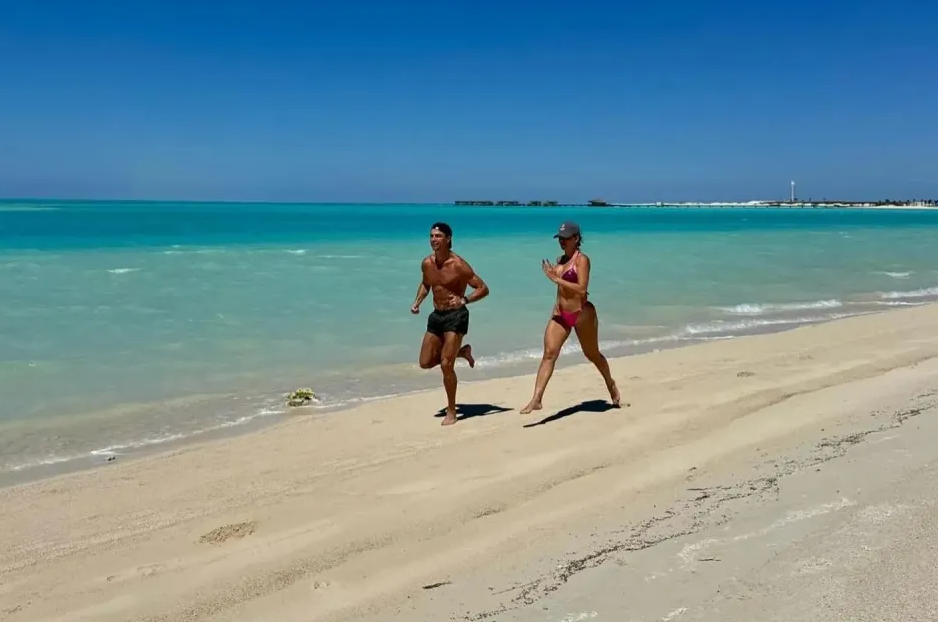 Ronaldo và bạn gái dạo chơi bên bờ biển 2