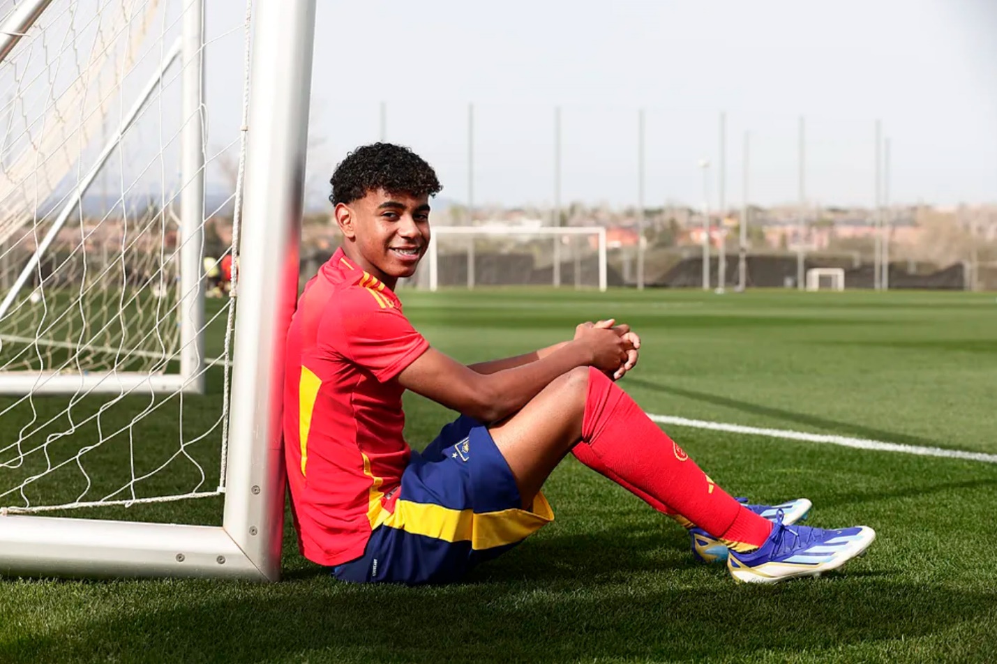 Lamine Yamal Mơ ước được chơi trận chung kết Champions League, World Cup hoặc Euro và ghi bàn 2 Lamine Yamal Mơ ước được chơi trận chung kết Champions League, World Cup hoặc Euro và ghi bàn 2