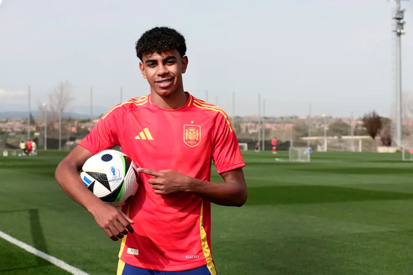 Lamine Yamal Mơ ước được chơi trận chung kết Champions League, World Cup hoặc Euro và ghi bàn 3 Lamine Yamal Mơ ước được chơi trận chung kết Champions League, World Cup hoặc Euro và ghi bàn 3