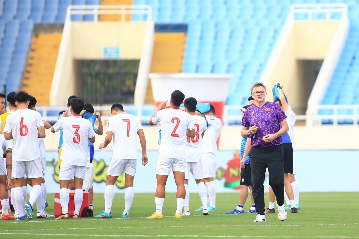 HLV Troussier cực chiến trên sân Mỹ Đình, chờ ngày quyết đấu Indonesia 2