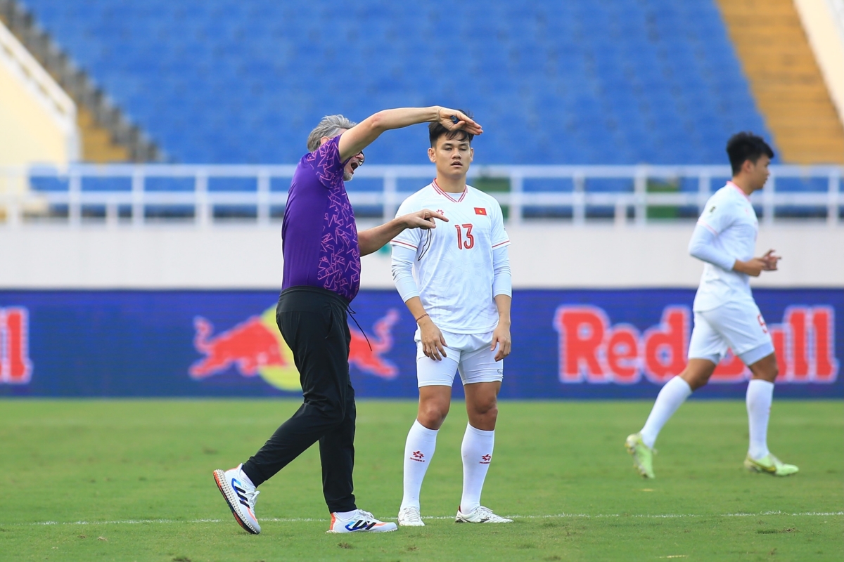 HLV Troussier cực chiến trên sân Mỹ Đình, chờ ngày quyết đấu Indonesia 4