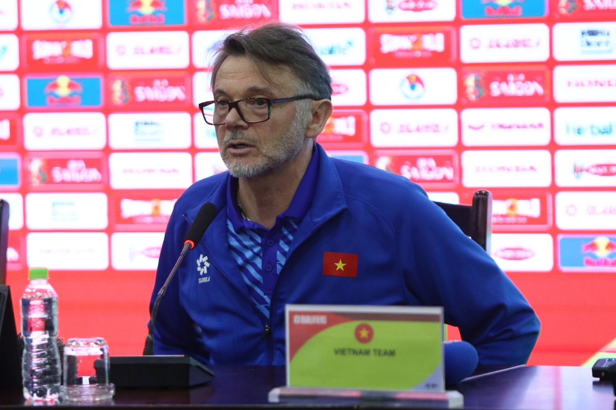 HLV Philippe Troussier tra loi truoc tran tai dau Indonesia