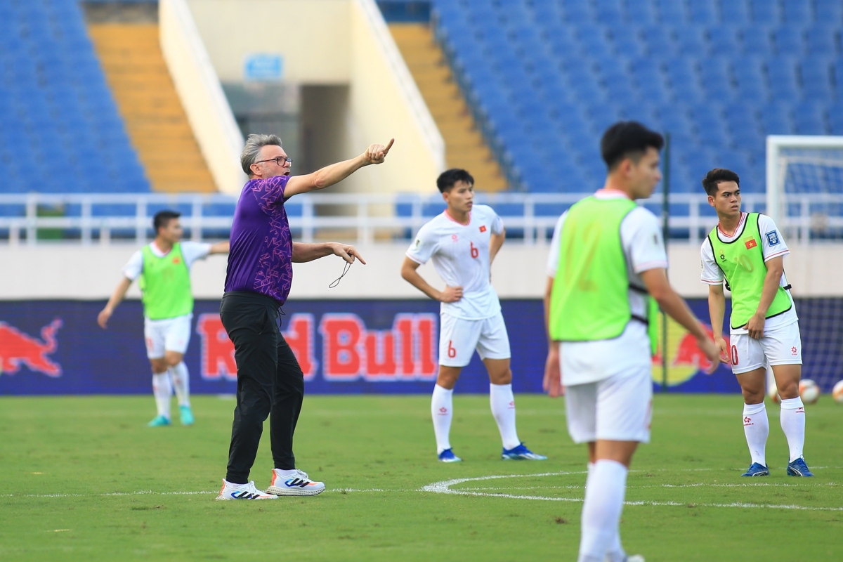 Trước nhiệm vụ phải thắng, HLV Troussier sẽ đặt niềm tin vào quân thầy Park 1