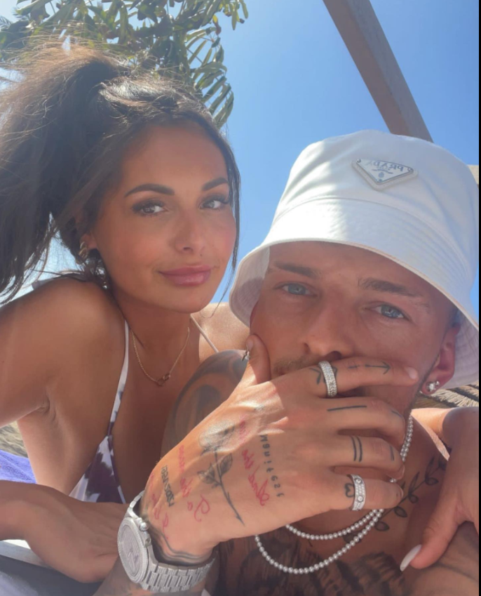 Từ chối lên tuyển Anh, Ben White đến Dubai cùng vợ 1 Từ chối lên tuyển Anh, Ben White đến Dubai cùng vợ 1