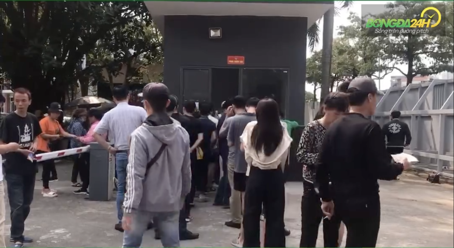 NHM xep hang de mua ve xem Viet Nam dau Indonesia