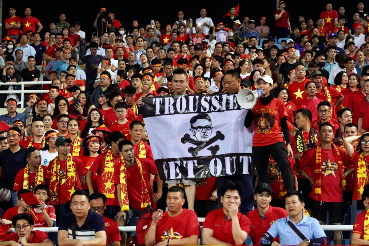 CĐV Việt Nam ủng hộ ĐT Indonesia