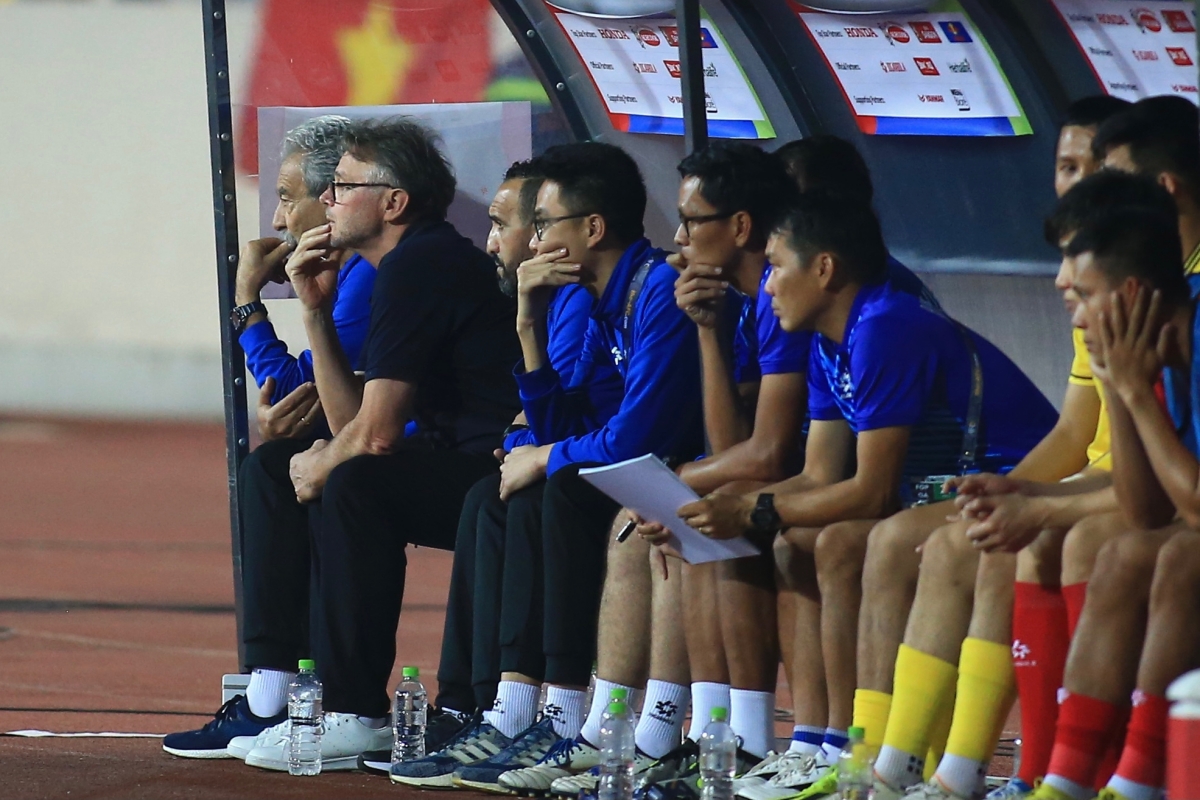 HLV Troussier không cùng toàn đội chào khán giả 2