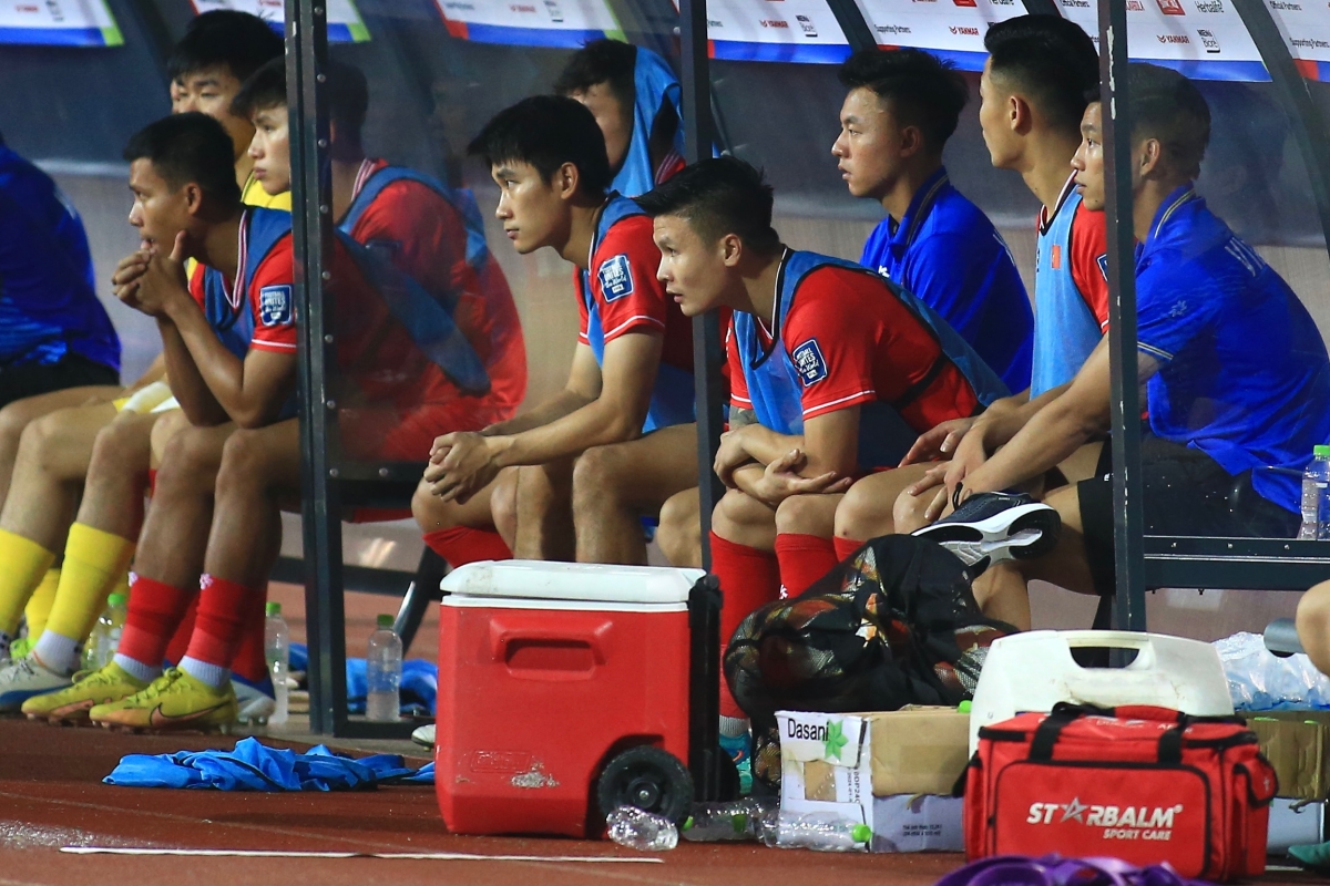 Phản ứng của Quang Hải khi không được HLV Troussier sử dụng 4 Phản ứng của Quang Hải khi không được HLV Troussier sử dụng 4