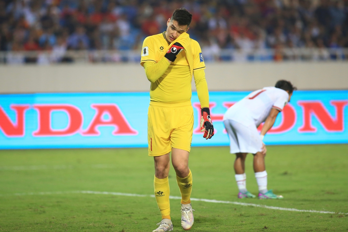 Phản ứng của Quang Hải khi không được HLV Troussier sử dụng 6 Phản ứng của Quang Hải khi không được HLV Troussier sử dụng 6