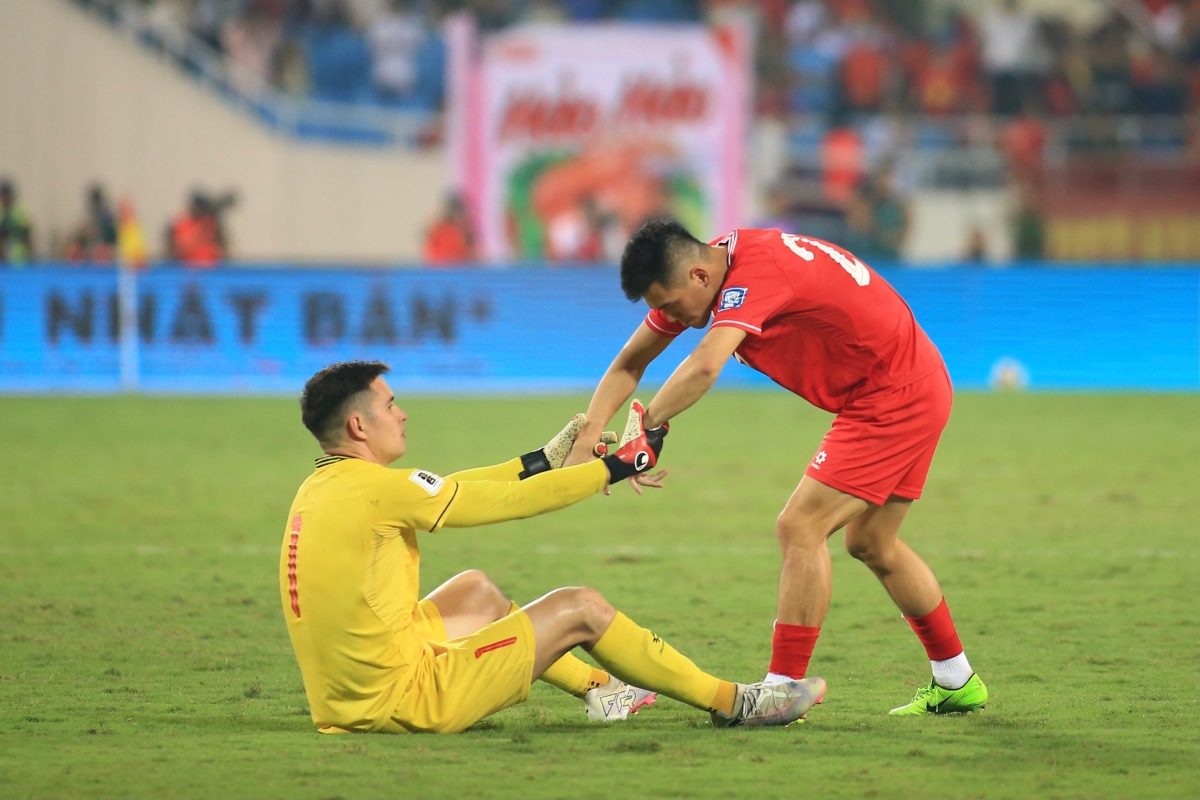 Phản ứng của Quang Hải khi không được HLV Troussier sử dụng 7 Phản ứng của Quang Hải khi không được HLV Troussier sử dụng 7