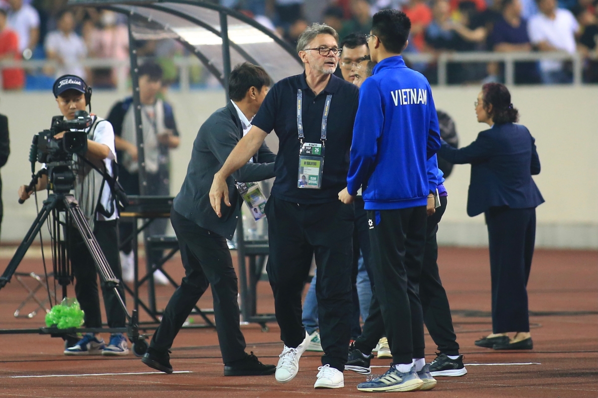 HLV Troussier không cùng toàn đội chào khán giả 4