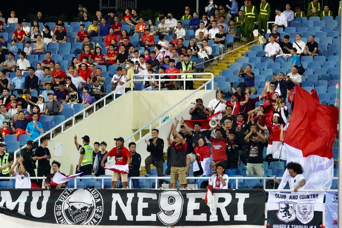 Rệu rã sau thất bại trước Indonesia, ĐT Việt Nam lầm lũi rời sân 8 Rệu rã sau thất bại trước Indonesia, ĐT Việt Nam lầm lũi rời sân 8