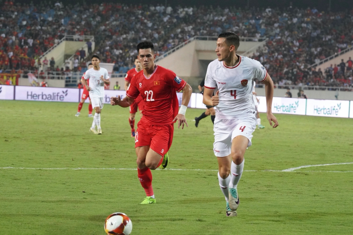 Rệu rã sau thất bại trước Indonesia, ĐT Việt Nam lầm lũi rời sân 4 Rệu rã sau thất bại trước Indonesia, ĐT Việt Nam lầm lũi rời sân 4