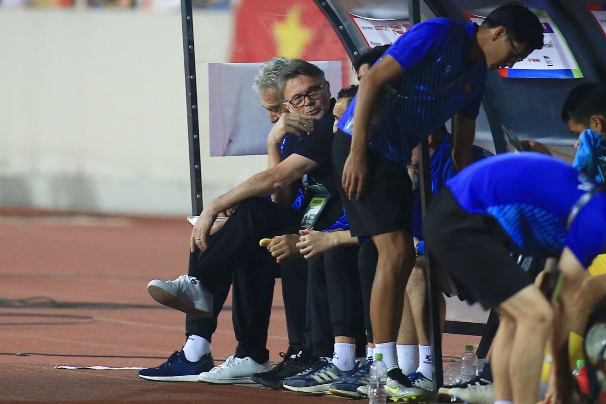 HLV Troussier không cùng toàn đội chào khán giả 1