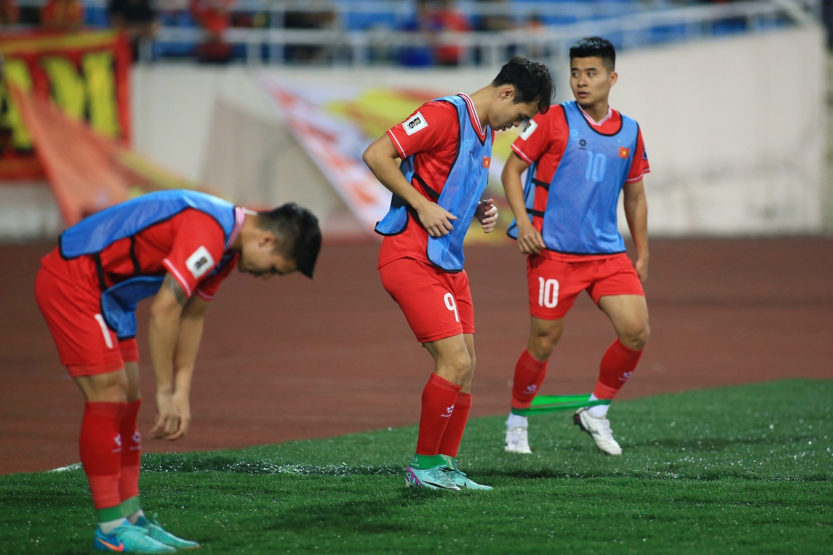 Phản ứng của Quang Hải khi không được HLV Troussier sử dụng 2 Phản ứng của Quang Hải khi không được HLV Troussier sử dụng 2