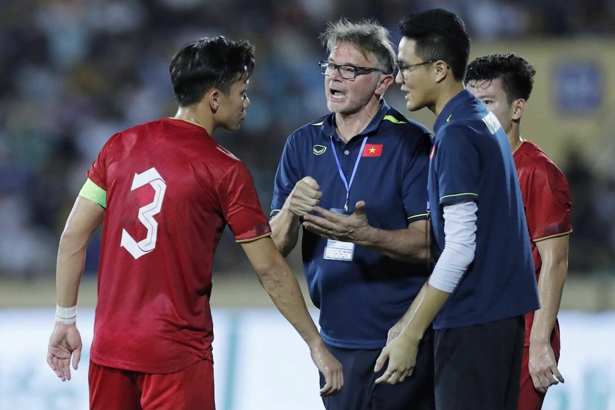 Dàn tuyển thủ gửi lời chia tay HLV Troussier Dan tuyen thu gui loi chia tay HLV Troussier