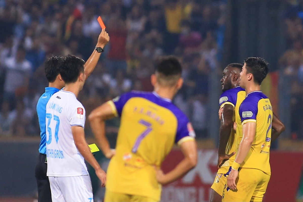 Quan Văn Chuẩn dính chấn thương trước khi nhận bàn thua quyết định 5