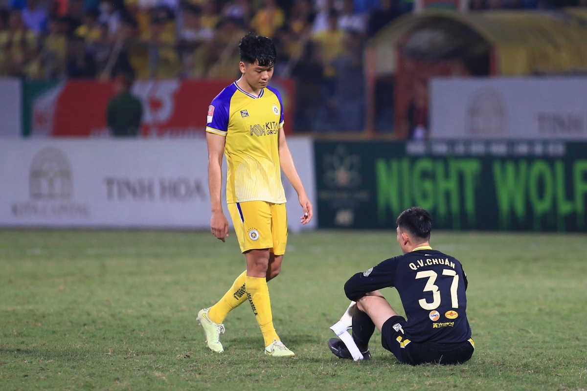Quan Văn Chuẩn dính chấn thương trước khi nhận bàn thua quyết định 2