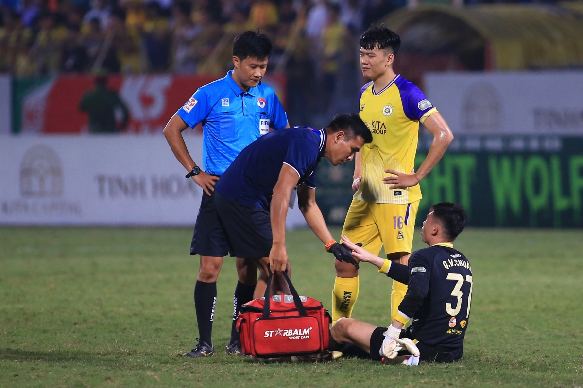Quan Văn Chuẩn dính chấn thương trước khi nhận bàn thua quyết định 3