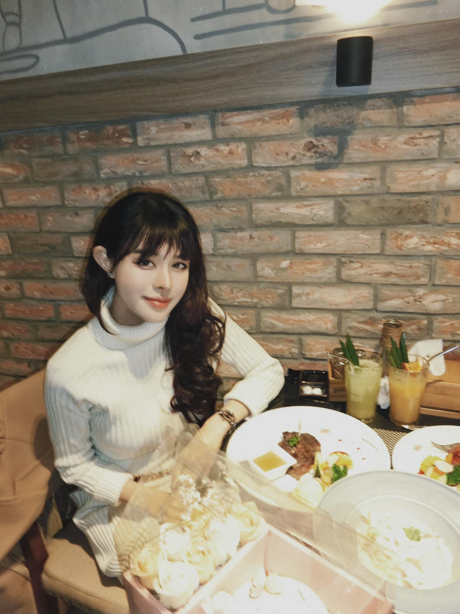 Lộ diện bạn gái tin đồn hơn tuổi của hậu vệ Vũ Văn Thanh 2