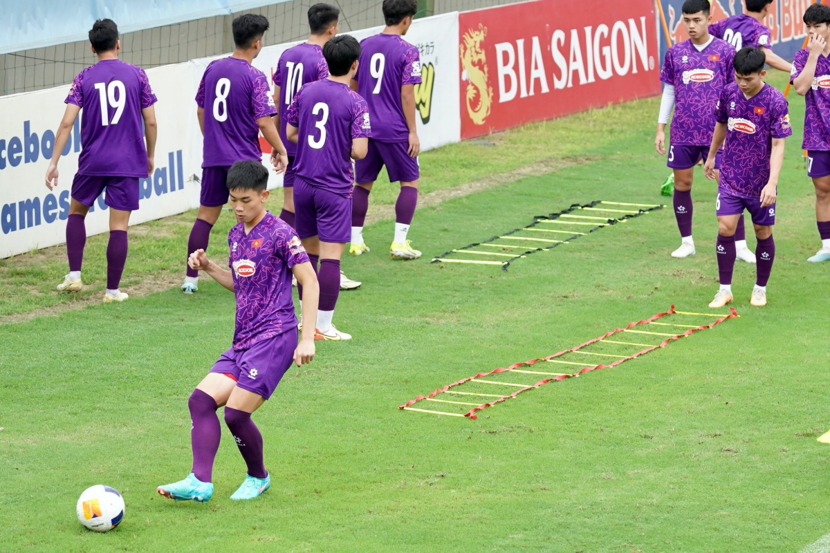 Võ Nguyên Hoàng nổi bật trong dàn nam thần U23 Việt Nam 10
