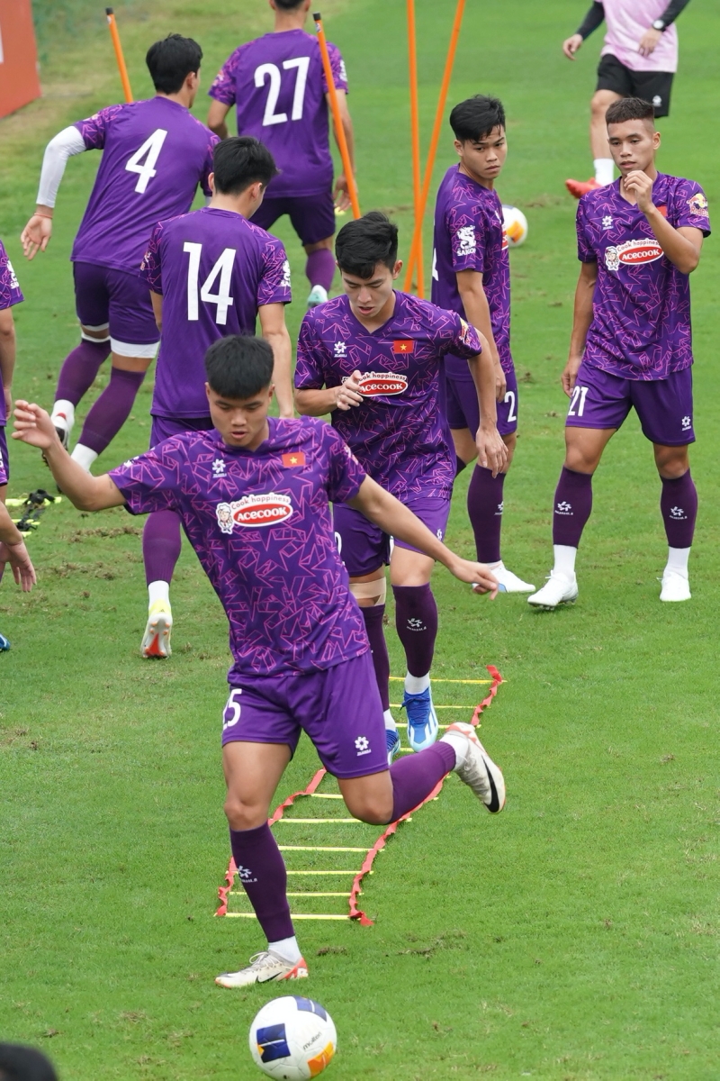 Võ Nguyên Hoàng nổi bật trong dàn nam thần U23 Việt Nam 7