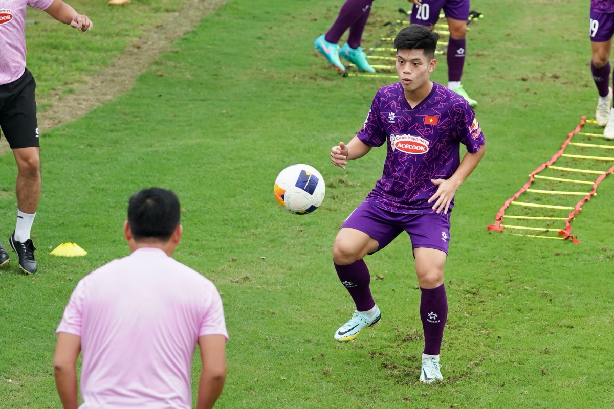 Võ Nguyên Hoàng nổi bật trong dàn nam thần U23 Việt Nam 8