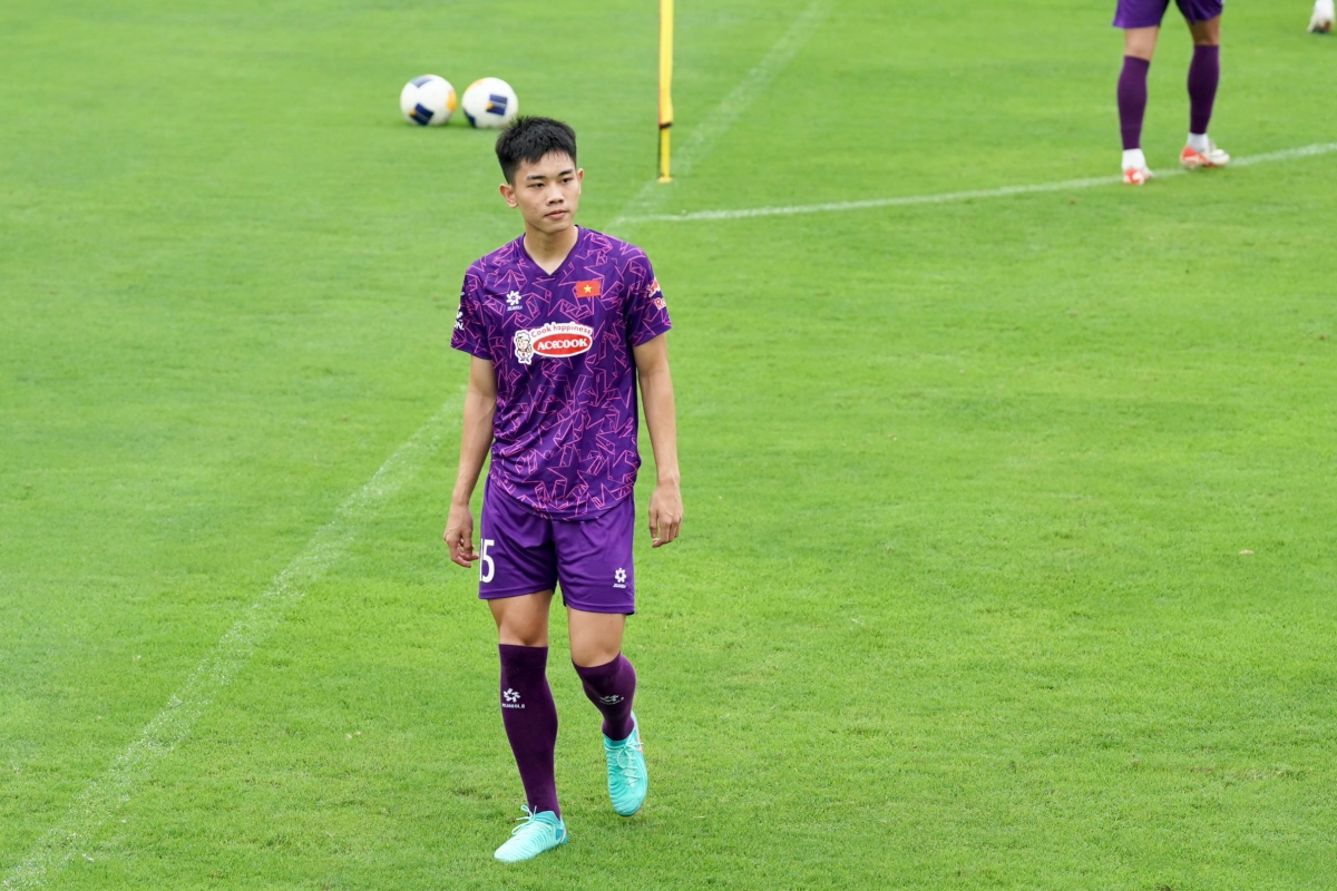 Võ Nguyên Hoàng nổi bật trong dàn nam thần U23 Việt Nam 9