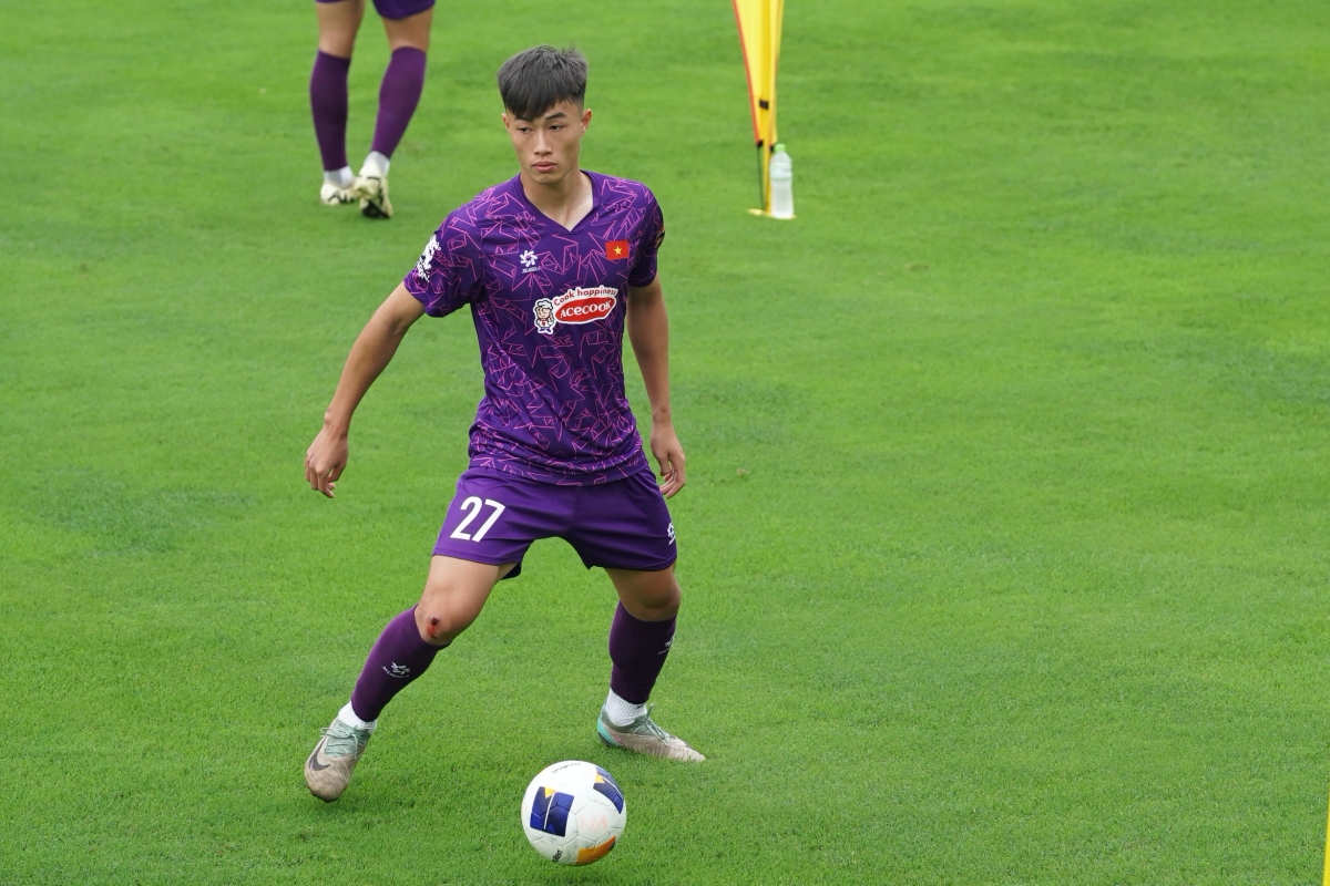 Võ Nguyên Hoàng nổi bật trong dàn nam thần U23 Việt Nam 6