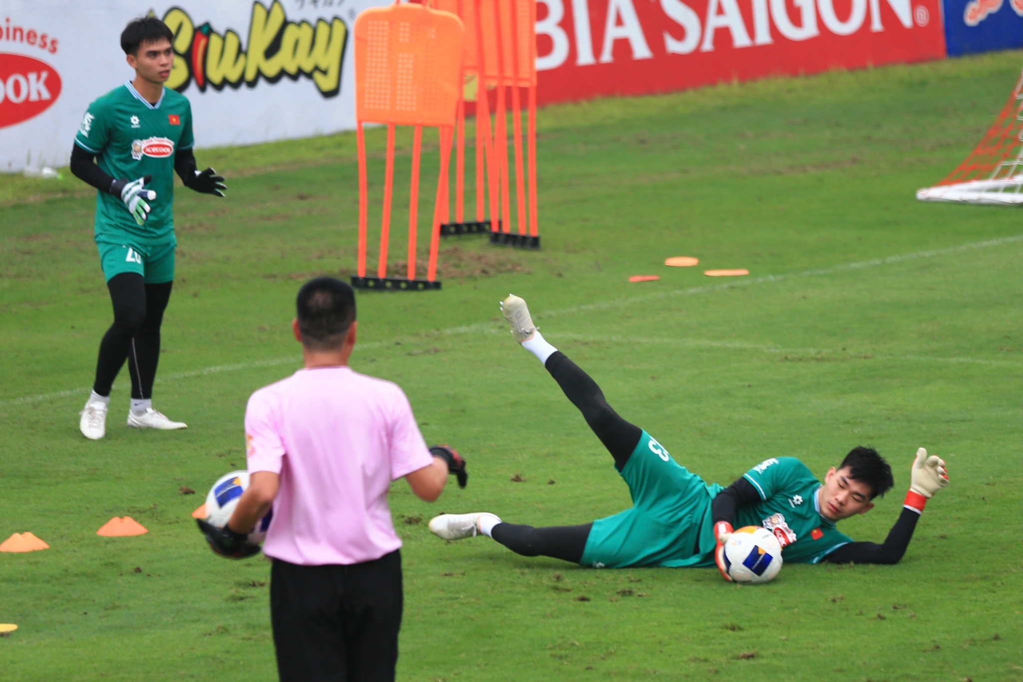 HLV Hoàng Anh Tuấn đối mặt thử thách trước ngày lên đường sang Qatar 2