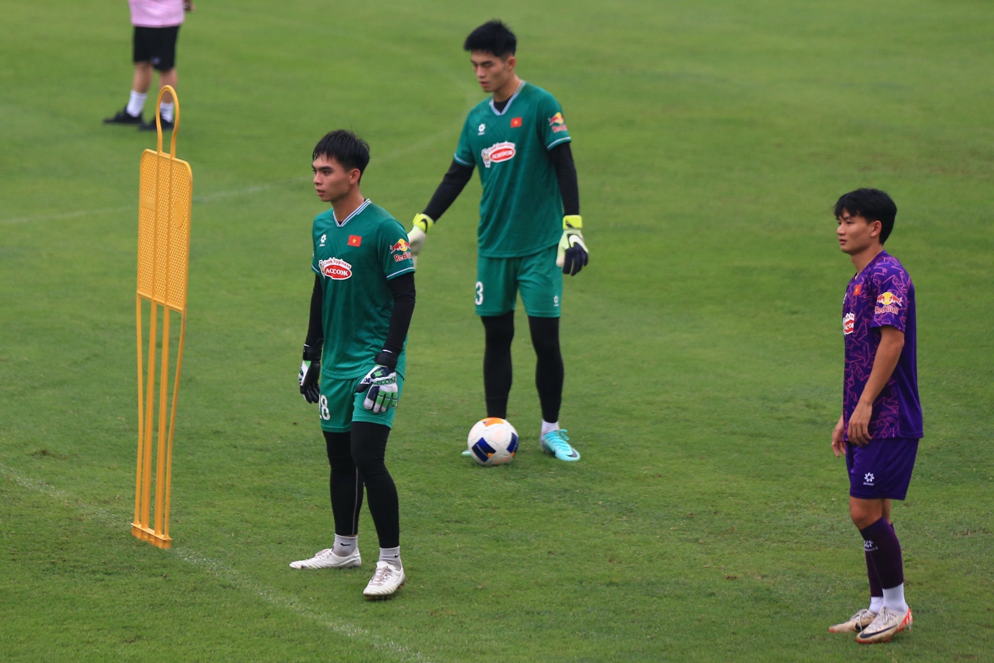 HLV Hoàng Anh Tuấn đối mặt thử thách trước ngày lên đường sang Qatar 4