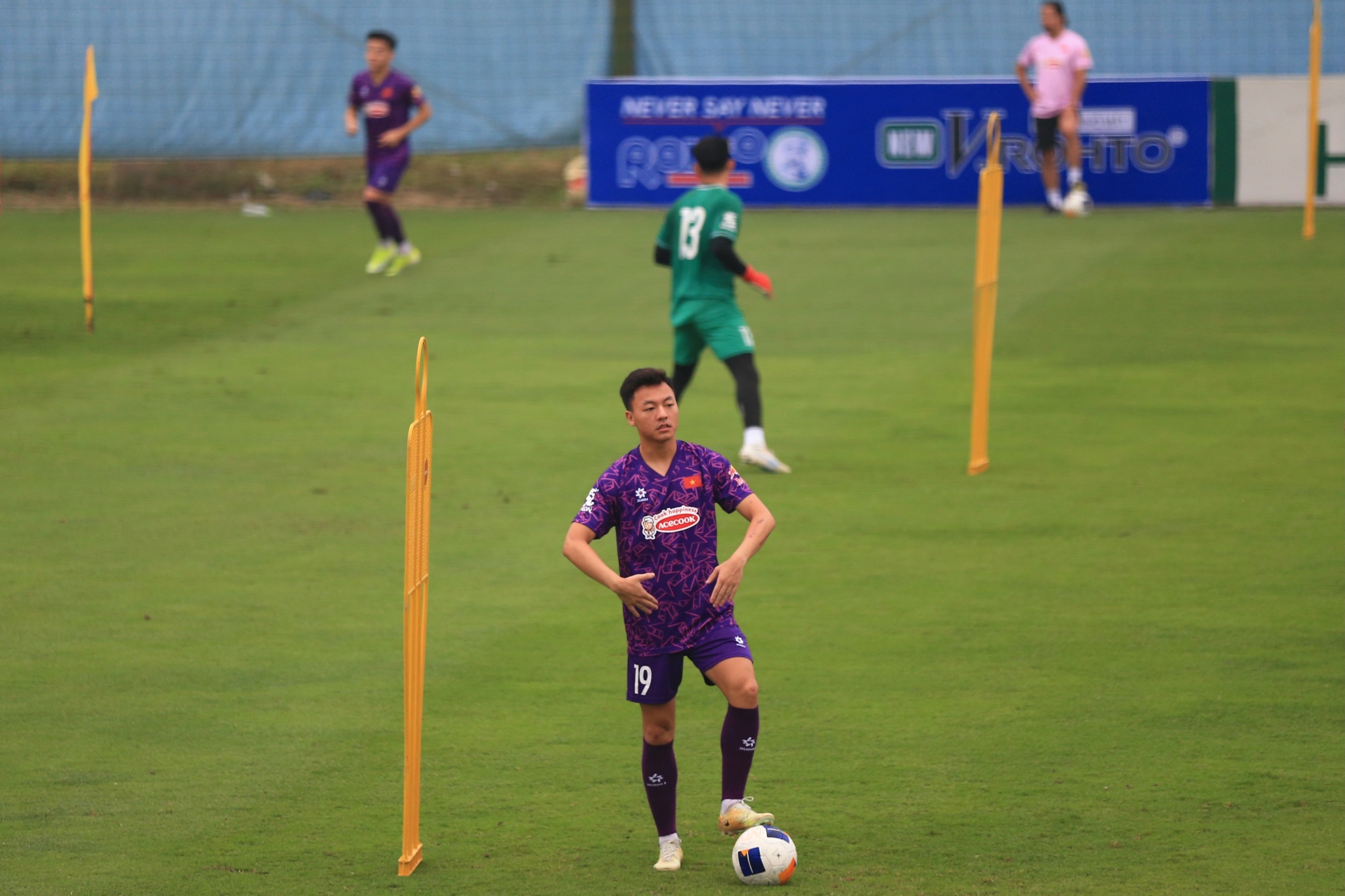 HLV Hoàng Anh Tuấn đối mặt thử thách trước ngày lên đường sang Qatar 5