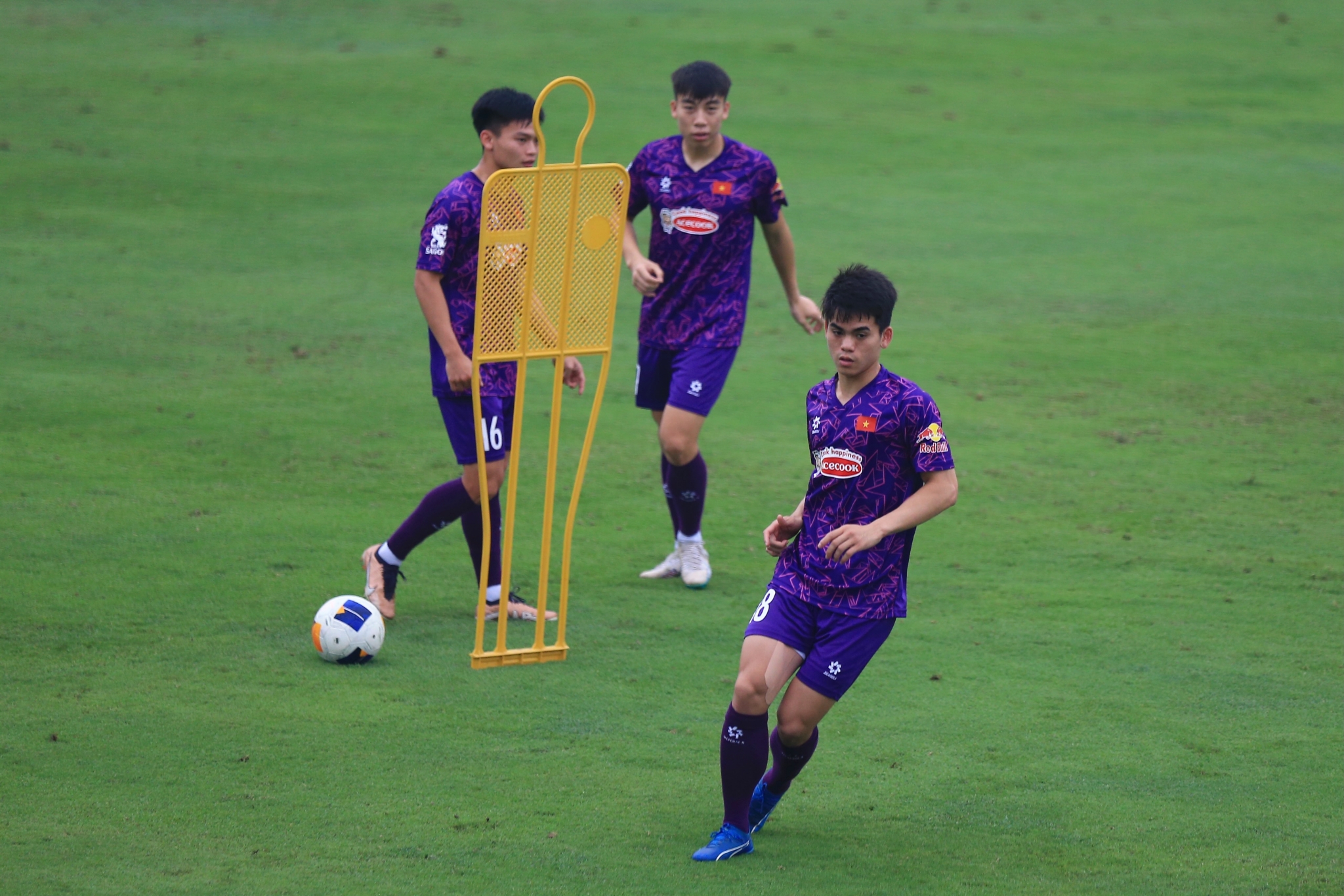 HLV Hoàng Anh Tuấn đối mặt thử thách trước ngày lên đường sang Qatar 7