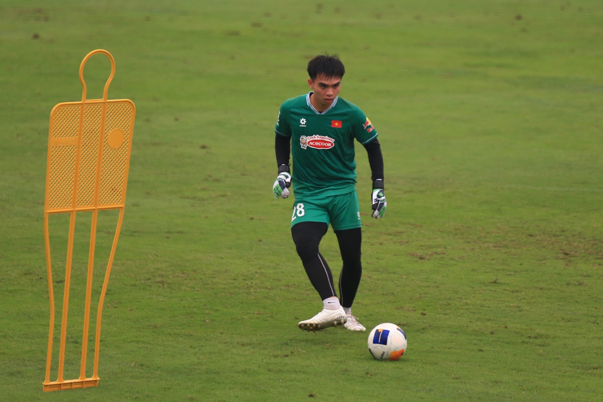 HLV Hoàng Anh Tuấn đối mặt thử thách trước ngày lên đường sang Qatar 3