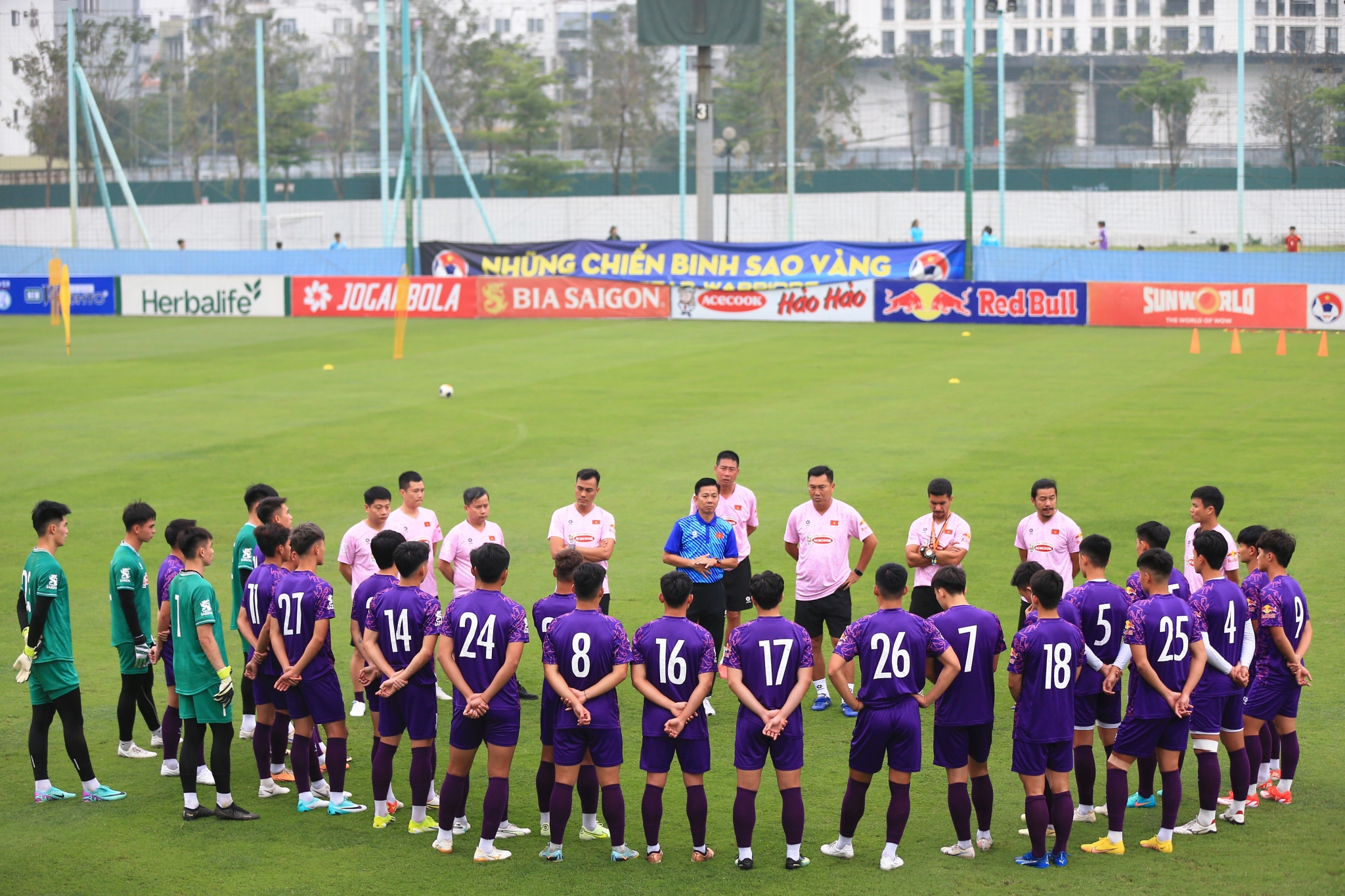 HLV Hoàng Anh Tuấn khuyến khích học trò thoải mái chơi bóng 1 HLV Hoàng Anh Tuấn khuyến khích học trò thoải mái chơi bóng 1